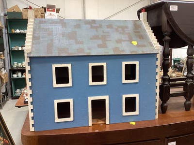 Lot 5319 - Vintage dolls house