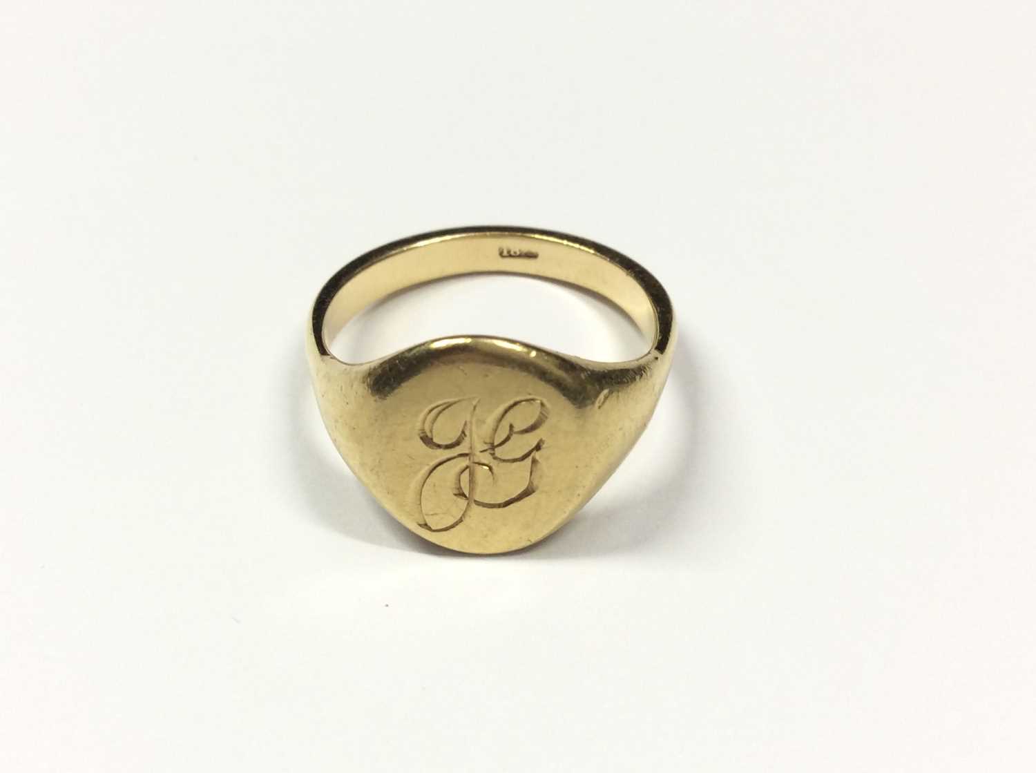 Lot 540 - 18ct gold signet ring with engraved initials ‘JG’. Ring size Q