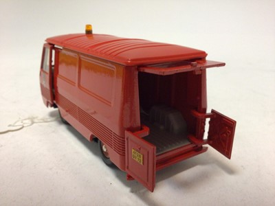 Lot 2041 - Dinky French issue Fourgon Peugeot J7 No. 570P boxed