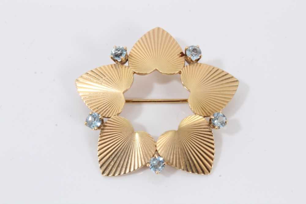 Lot 349 - 18ct gold and aquamarine brooch