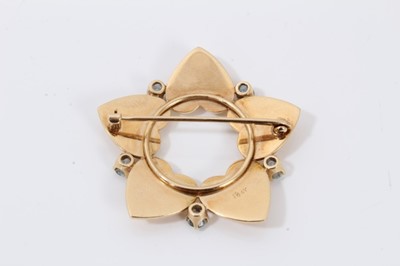 Lot 349 - 18ct gold and aquamarine brooch