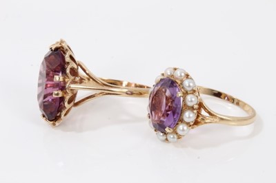 Lot 384 - 9ct gold amethyst and cultured pearl cluster ring and similar 9ct gold ring (2)
