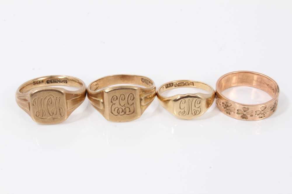 Lot 376 - Three 9ct gold signet rings with engraved monograms and rose gold ring with four leaf clover design (4)